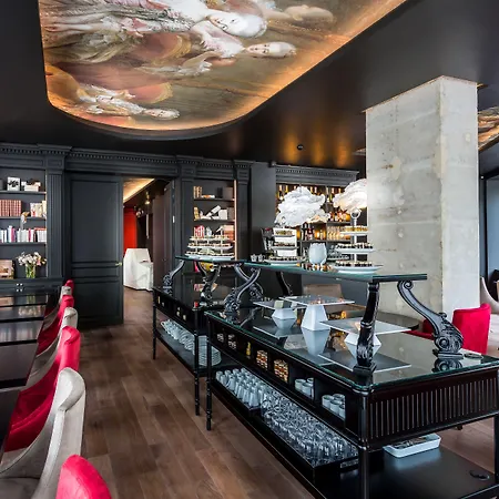 La Comtesse Hotel